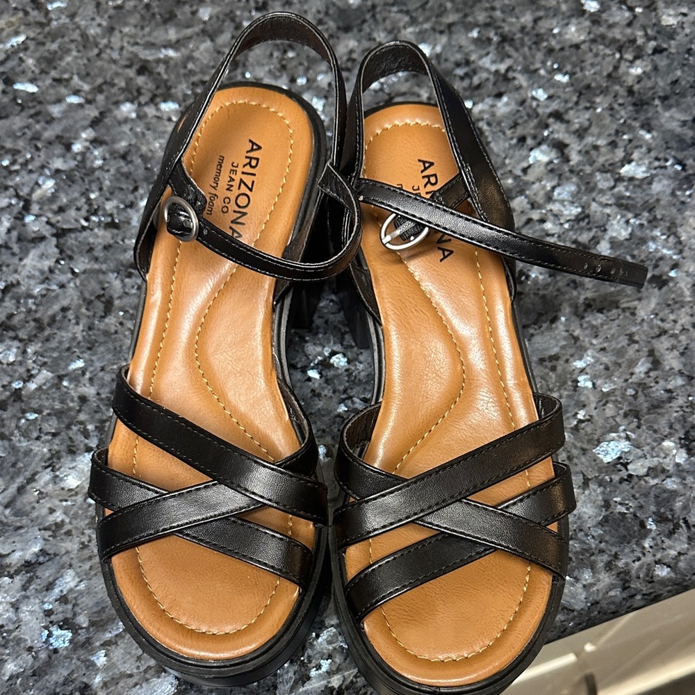 Arizona Jean Company Women's Black and Tan Sandals